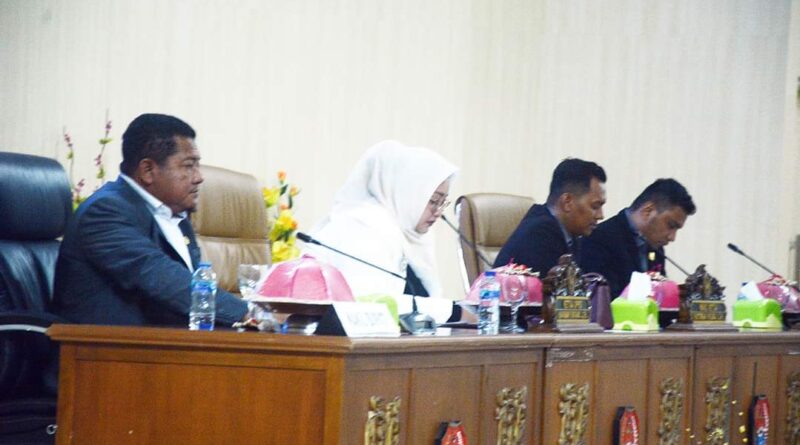 PARIPURNA PERSETUJUAN APBD-P Ranperda Perubahan APBD kabupaten Banggai Laut tahun 2023 disetujui eksekutif dan legislatif. (Foto : YD)