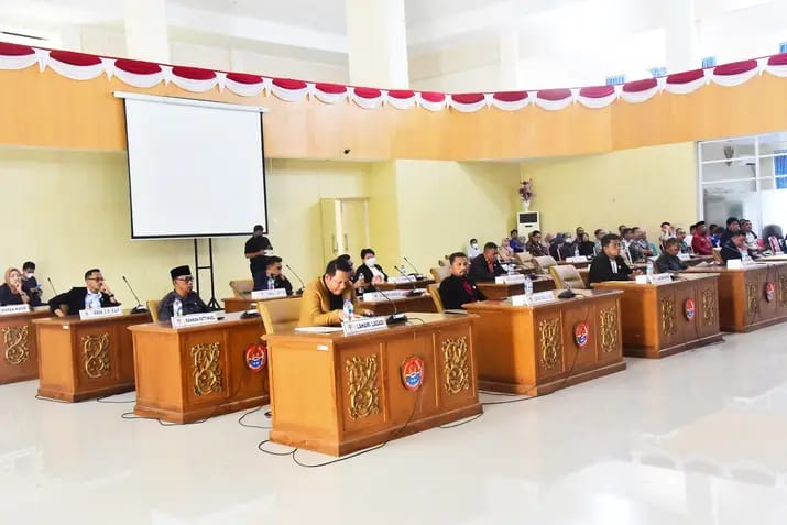 DINAMIKA DAN KEJUTAN
Komposisi penghuni parlemen Balut di Bukit Tidar hasil pileg mendatang diprediksi akan penuh dinamika dan kejutan. (Foto : Dok.Humas DPRD Balut)