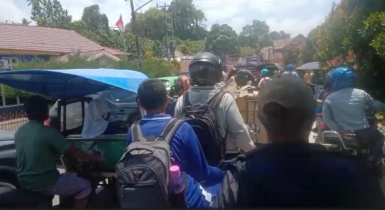 Penampakan jalan Mampaliasan depan SPBU Banggai yang macet saat jam istirahat kantor.