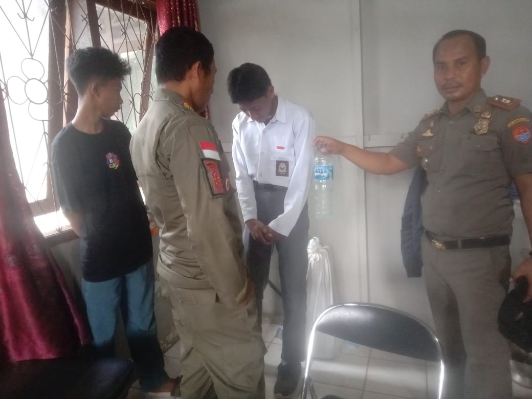 TERJARING RAZIA. Dua pelajar setingkat SMU dicokok petugas Satpol-PP Balut diduga rencanakan pesta Miras.