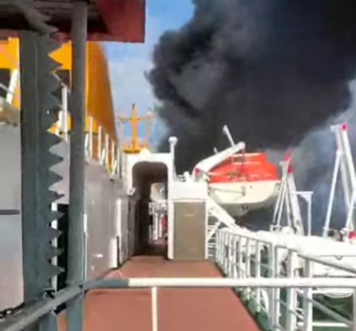 KAPAL TERBAKAR. KM Labobar rute Balikpapan-Palu terbakar, Jum'at siang kemarin. Tak ada korban jiwa yang dilaporkan.