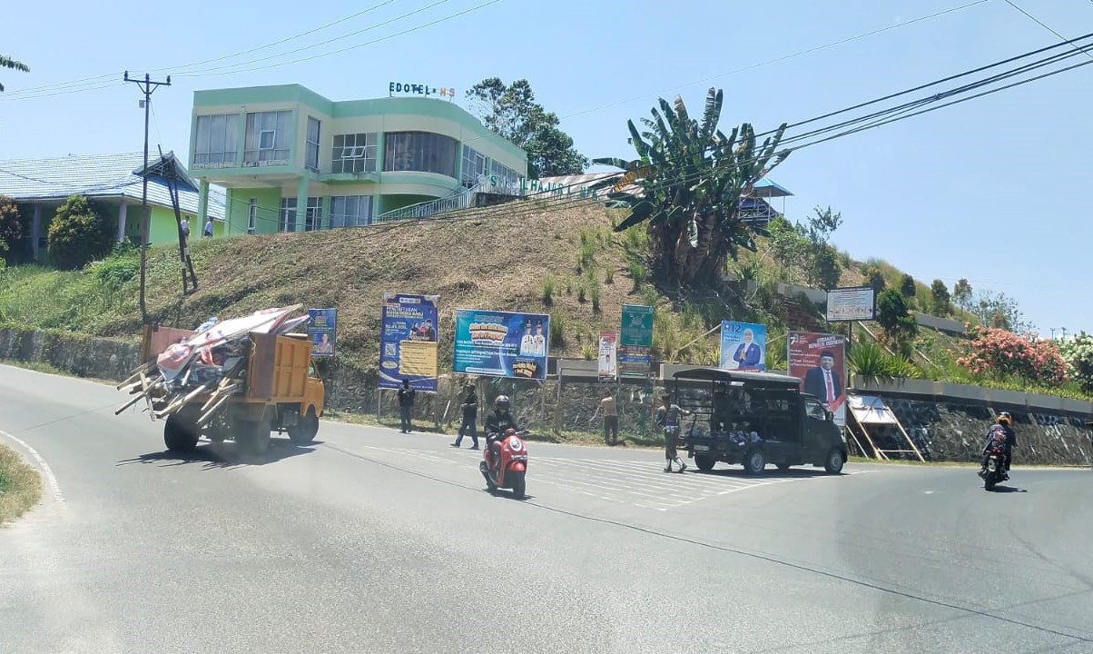 PENCOPOTAN APK. Petugas Satpol-PP BAlut mencopot sejumlah Alat Peraga Kampanye dalam kota Banggai. (Foto : dok. Roby)