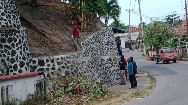 SWAKELOLA. Nampak para staf honorer dinas Pariwisata Balut bersihkan pagar beton lingkungan Keraton Banggai jelang acara adat Malabot Tumbe.