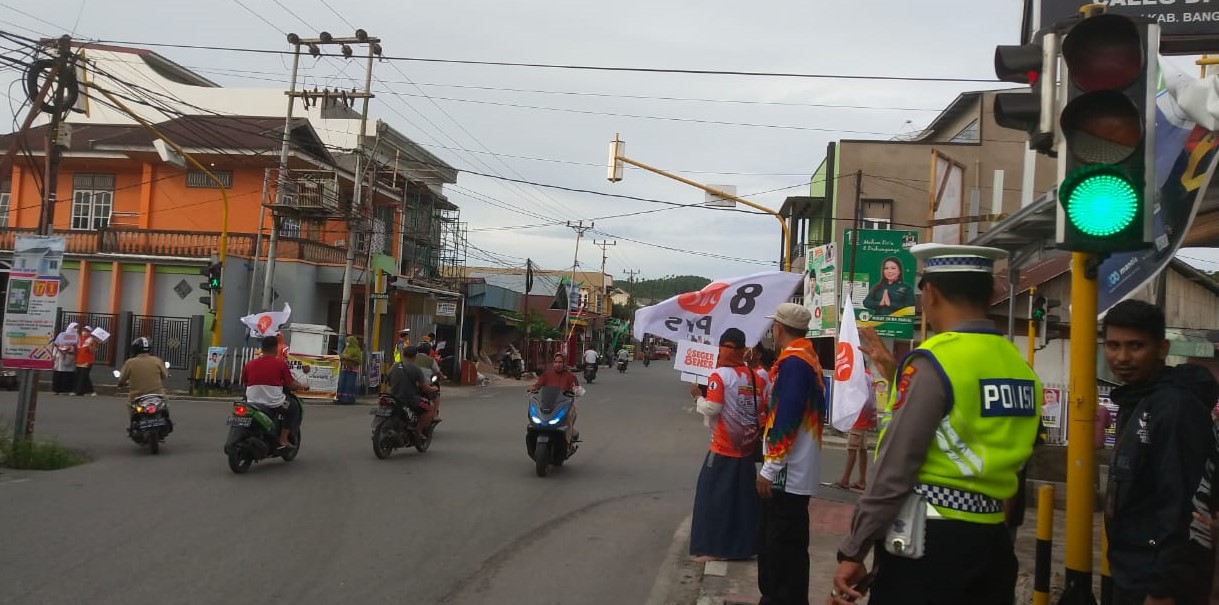 FLASH MOB GO - Usung kampanye persuasif, DPD-PKS Balut gelar Flash Mob di seputaran perempatan Lonas-Pasar Baru Banggai, Senin, 15 Januari (Foto : Sbt)