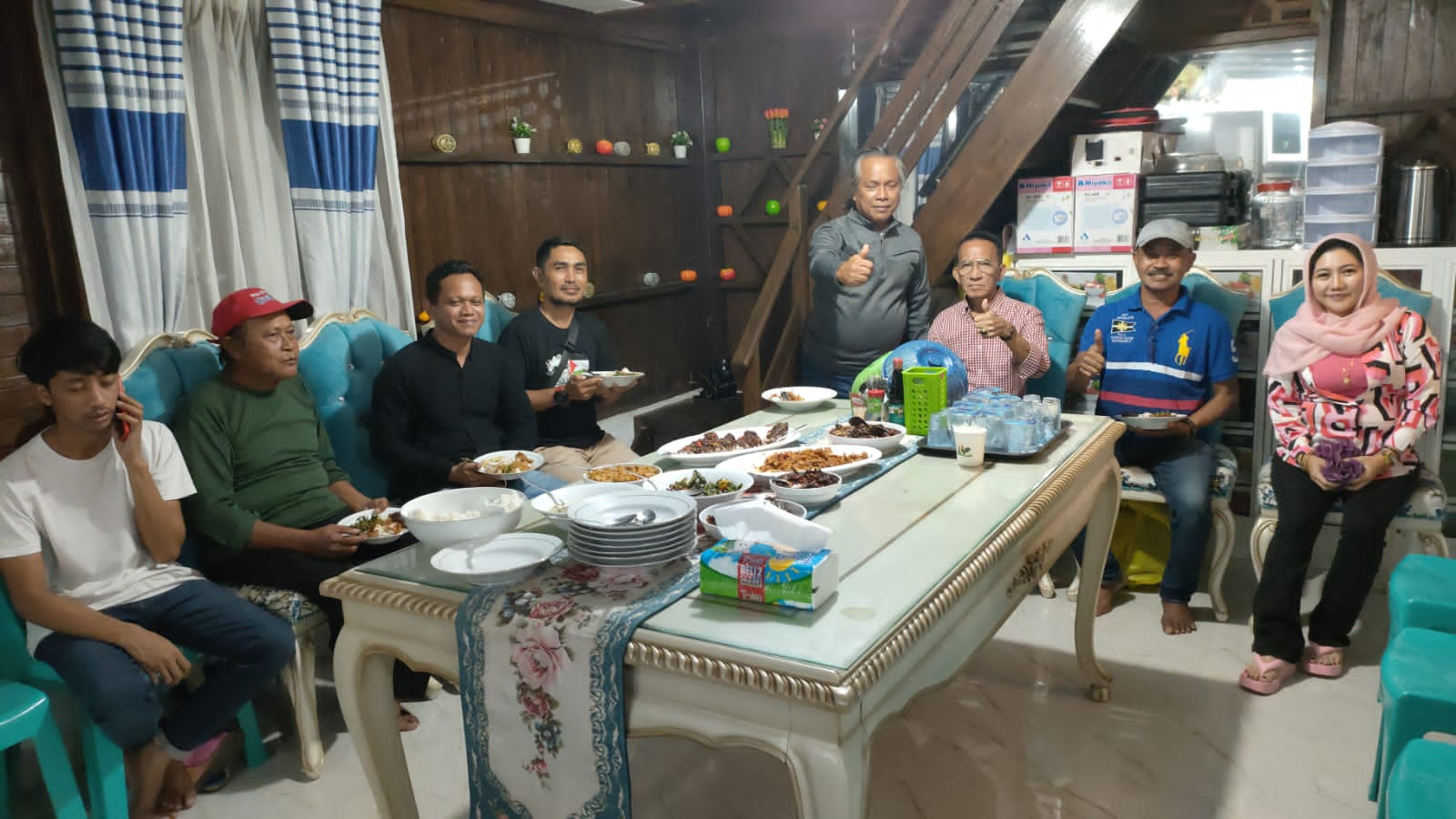 BAKAL BERPASANGAN... Baharudin Amir bangun komunikasi bersama Tanjung Pawara. Sumber orang dalam menyebutkan keduanya bakal berpasangan pada perhelatan pilkada Balut tahun ini. (Foto : Dok.)