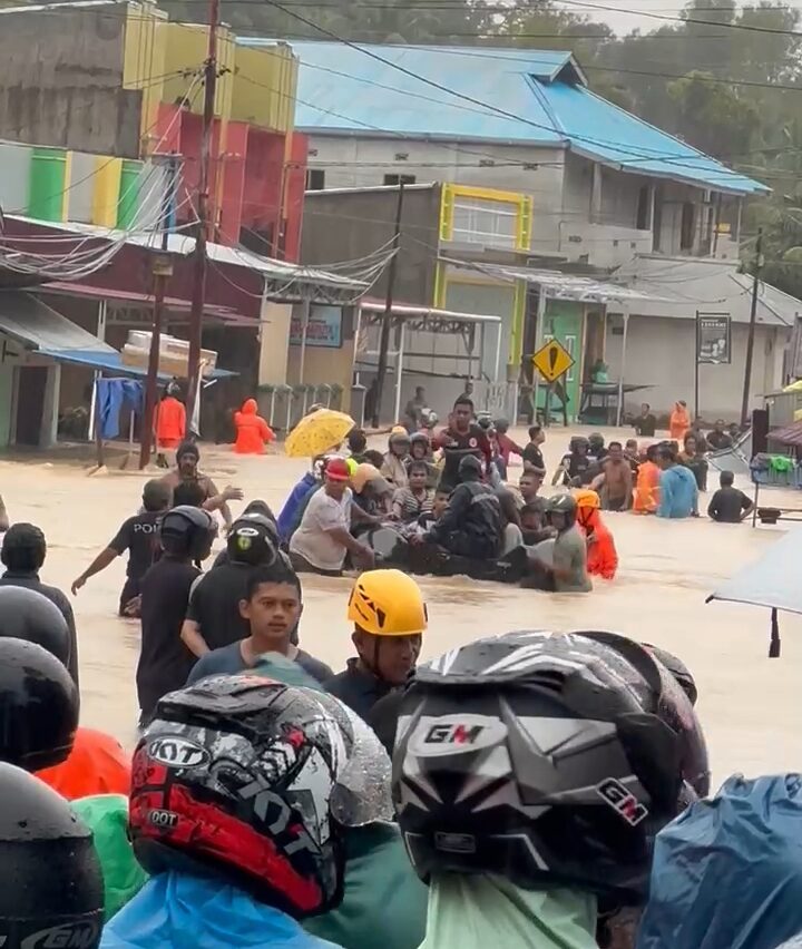 Proses evakuasi warga disaat banjir sedang berlangsung