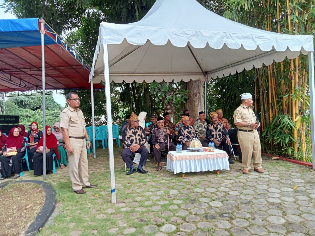 JELANG PERESMIAN. Nampak Ketua Panitia Syarif Uda'a saat bersiap menunggu kedatangan Bupati Sofyan Kaepa guna peresmian Museum.