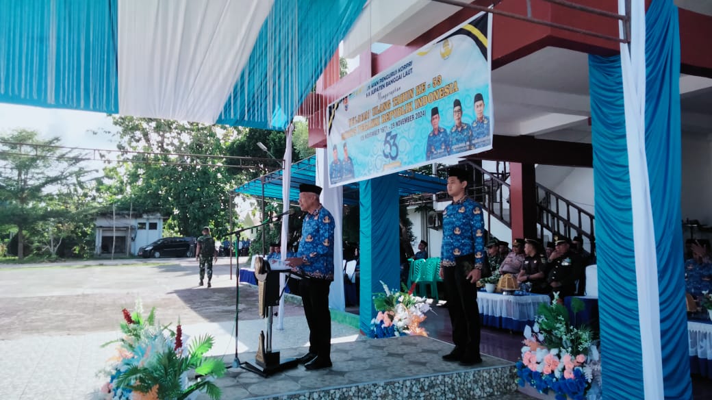 Bupati Banggai Laut, Sofyan Kaepa, pimpin upacara peringatan HUT KORPRI ke-53 di halaman kantor Bupati Banggai Laut, Jumat (29/11). Dalam pidatonya, ia mengapresiasi pengabdian Aparatur Sipil Negara (ASN) yang telah menunjukkan profesionalisme, khususnya selama penyelenggaraan Pilkada 2024. (Foto : mediakeraton.com)