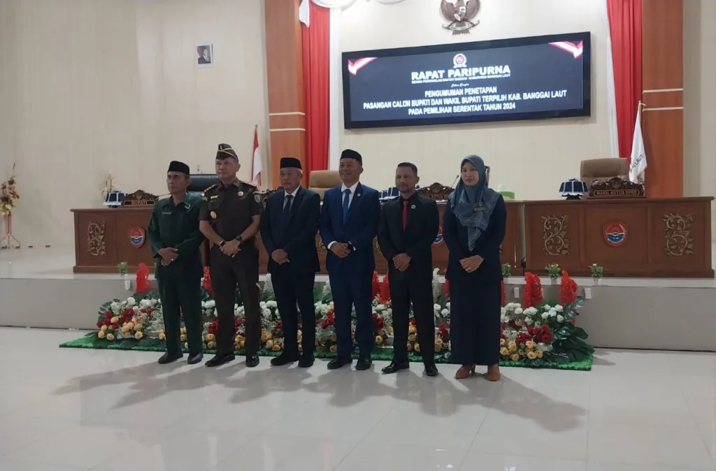 DPRD Balut HARMONI - Bupati Sofyan Kaepa foto bersama ketua dprd, kejari dan kemenag. Kolaborasi menatap harmoni masa depan. (Foto : Mediakeraton.com)