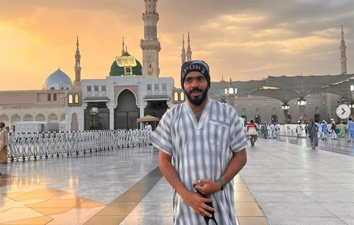 Potret Shihabudeen Sayid Alawi atau Shihab Chottur tiba di Madinah, Arab Saudi. (Foto: Instagram @shihabchottur_official)